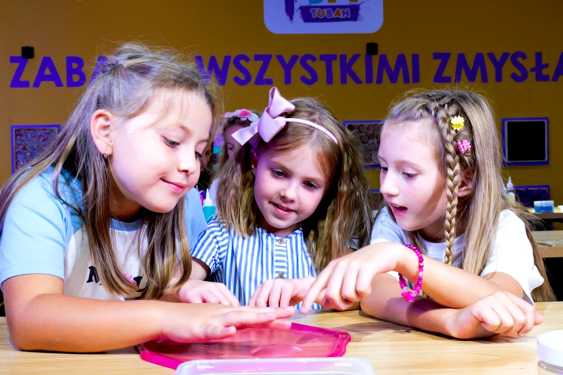 Dziecko maluje koszulkę